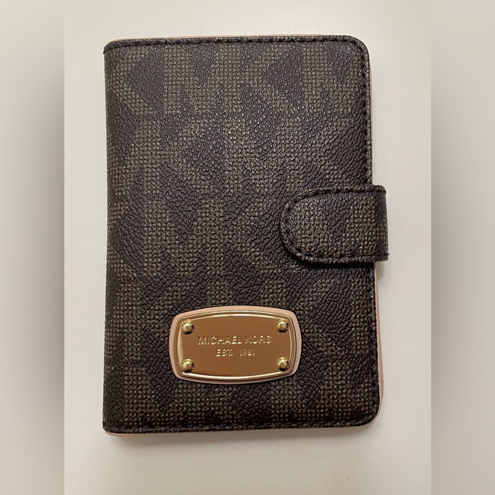 Michael Kors Jet Set Passport Case - Brown
